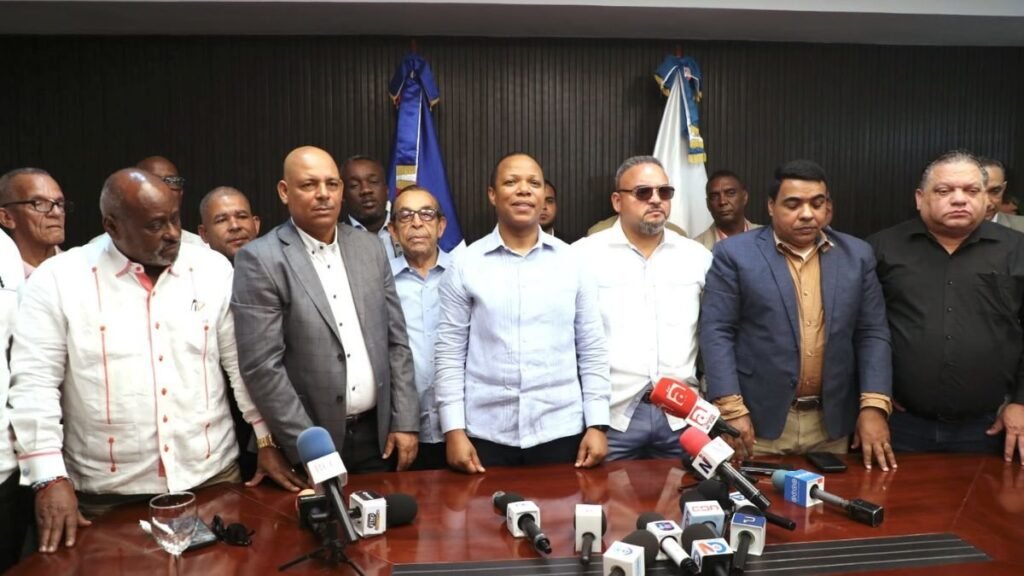 Transportistas respaldan al INTRANT, ratifican que no habrá aumento del pasaje y apoyan operativo de fiscalización en Santiago